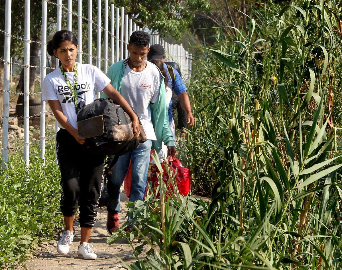 Aunque la frontera entre Colombia y Venezuela está cerrada desde hace dos días, un flujo constante de personas se mueve en ambas direcciones, como este a lo largo de una trocha junto al Puente Internacional Simón Bolívar, en Cúcuta, Colombia., en una imagen del unes 25 de febrero del 2019