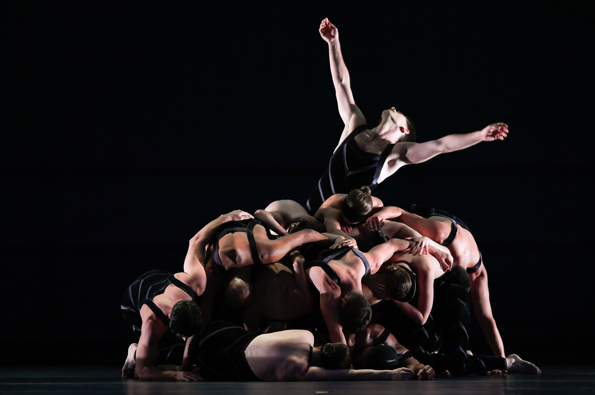 Los bailarines de Paul Taylor Dance Company -que actuarán en el Moss Center en marzo de 2024- en “Promethean Fire” de John McCoy.