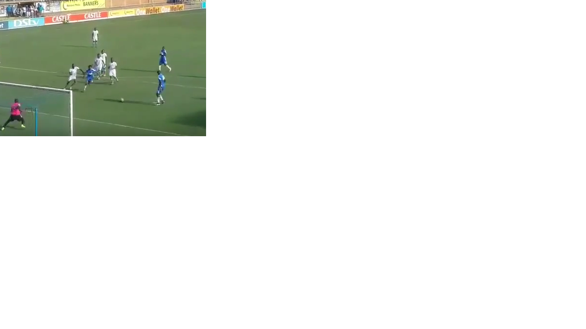 El jugador Roderick Mutuma ejecuta  la pena máxima por el Dynamos FC en el partido contra  WhaWha FC, en la liga de Zimbawe.
