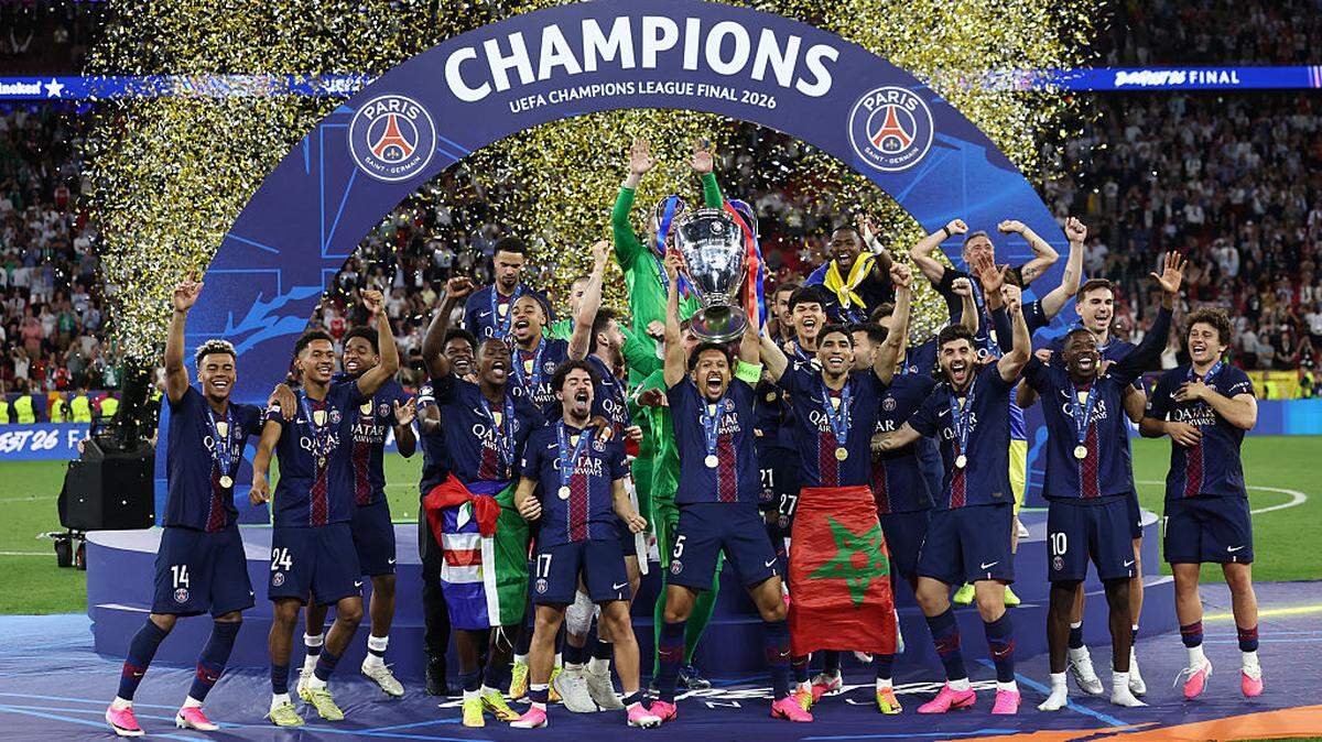 Los jugadores del Paris Saint-Germain celebran con el trofeo de campeones de la Champions League luego de derrotar al Arsenal, en el partido efectuado el 30 de mayo de  2026 en Budapest, Hungría.