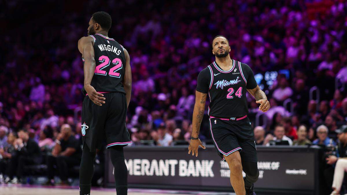 Los líderes anotadores del Heat Andrew Wiggins (izq.) y Norman Powell durante el partido contra los Grizzlies de Memphis en el Kaseya Center de Miami, el 21 de febrero de 2026. 