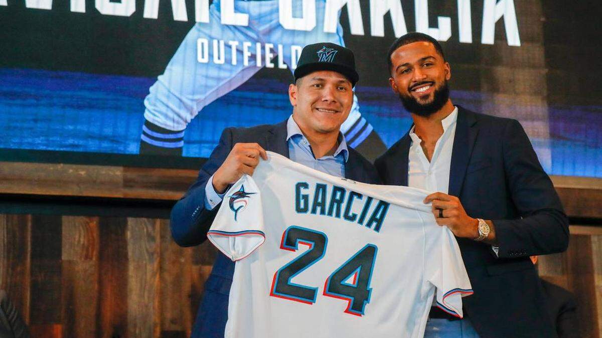 Sandy Alcántara (der.) y Avisail García posan tras firmar sus contratos este miércoles con los Miami Marlins.