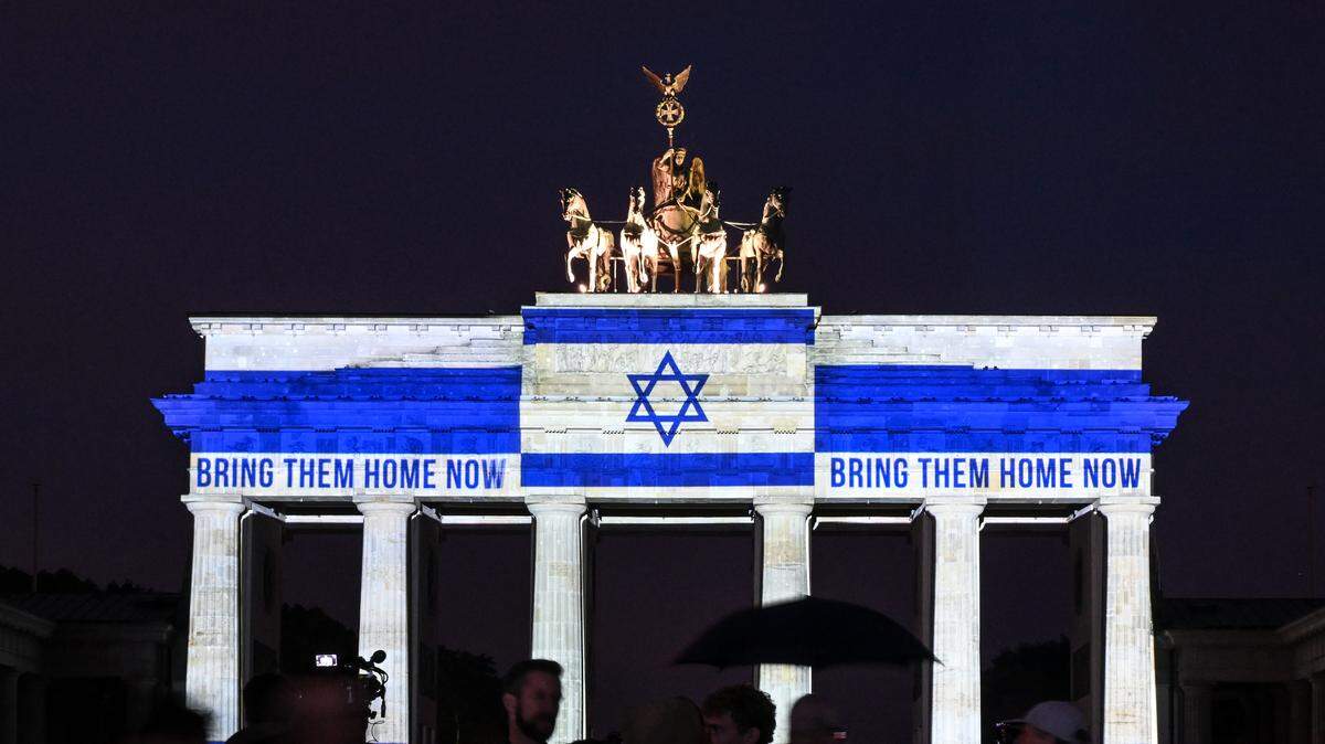 La Puerta de Brandeburgo se ilumina con los colores de la bandera israelí, el martes 7 de octubre de 2025, en Berlín. La iluminación dice “Tráiganlos a casa ahora mismo”, en referencia a los rehenes israelíes detenidos por el grupo islamista Hamás.