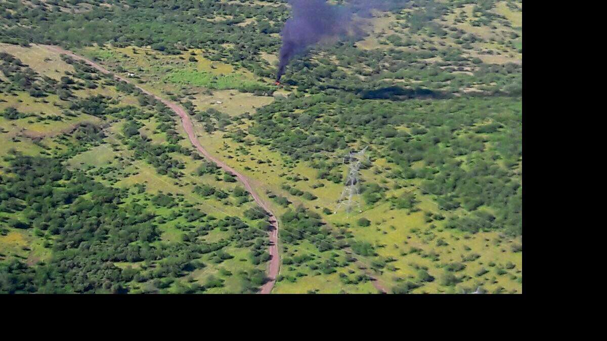Vista del sitio donde presuntos narcotraficantes derribaron un helicóptero hoy, martes 6 de septiembre de 2016, causando la muerte del piloto y tres policías, según informó el gobernador Silvano Aureoles. El mandatario indicó a través de la red social Twitter que en una operación enfocada en la detención de líderes de células delictivas "ha sido derribado un helicóptero oficial que apoyaba el patrullaje en una zona de difícil acceso por tierra"