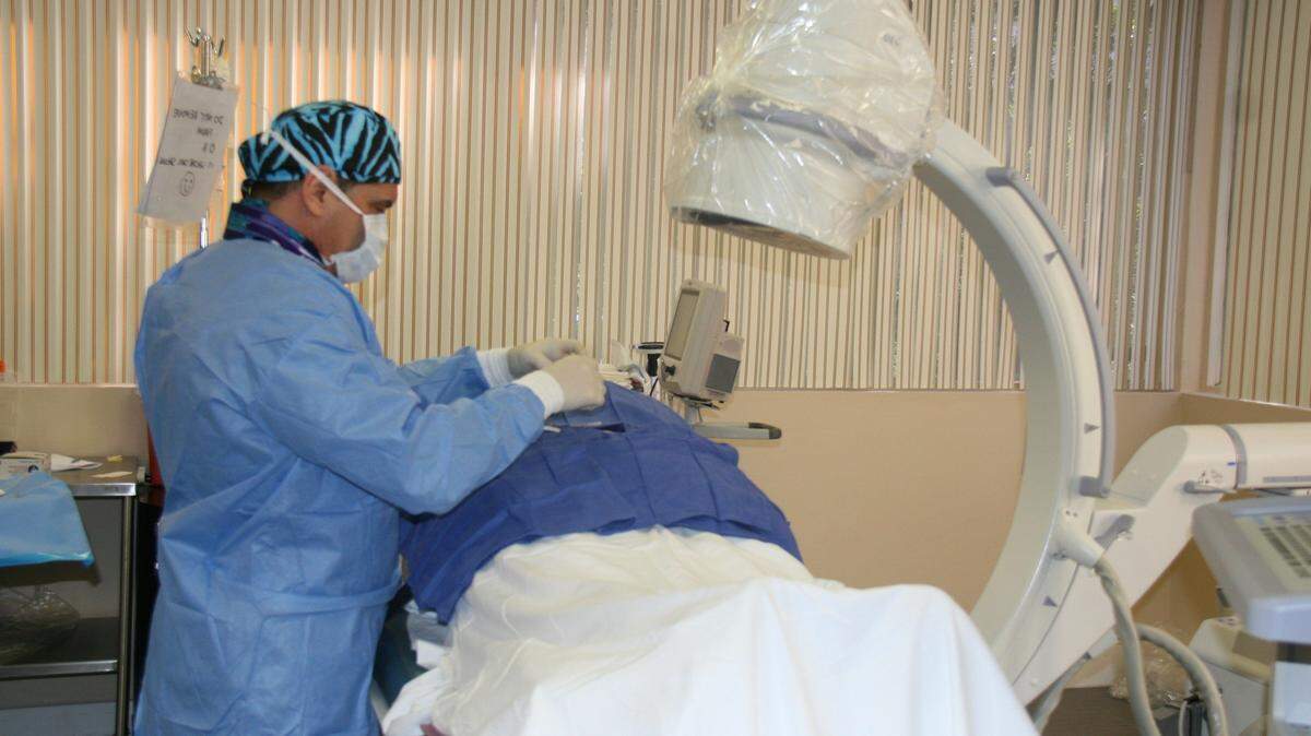 Por lo general, recibimos a pacientes con degeneración o artrosis de la rodilla, cadera, hombro o tobillo; también recibimos muchos pacientes con problemas en la columna vertebral, discos degenerados, rotos o artrosis de esta.