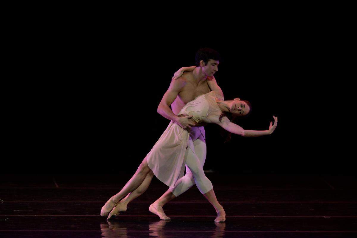 Emily Bromberg y Ariel Morilla, bailarines de Dimensions Dance Theatre of Miami (DDTM), en “Apollo & Daphne”, coreografía de Ben Needham-Wood. 