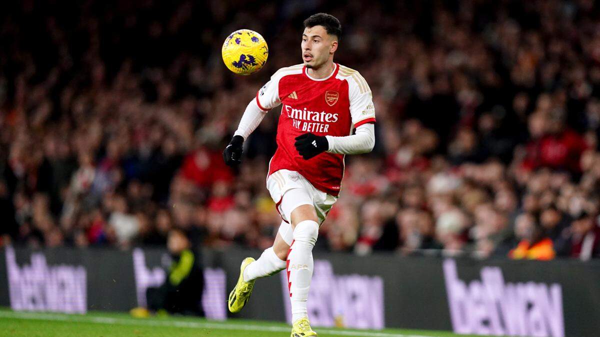 Arsenal derrotó 3-1 a los líderes de la liga inglesa, Liverpool, y escalaron a la segunda posición a solo dos puntos de ellos.