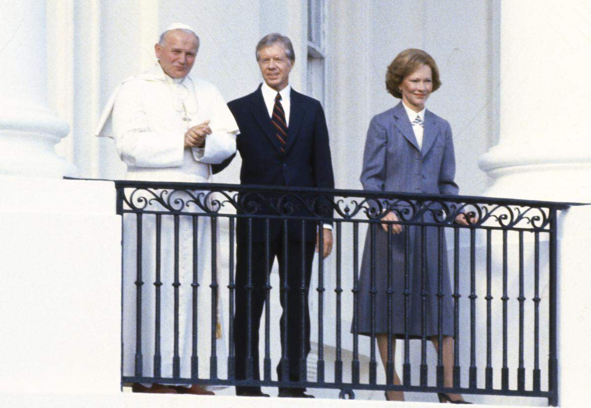El presidente de Estados Unidos, Jimmy Carter (centro) y la primera dama Rosalynn Carter, posan para una fotografía junto al papa Juan Pablo II, en la Casa Blanca en Washington D.C., el sábado 6 de octubre de 1979.
