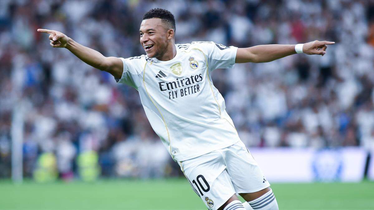 El astro del Real Madrid Kylian Mbappé celebra tras anotar un gol ante el Espanyol, en el partido de la liga española celebrado el sábado en el Estadio Santiago Bernabéu.