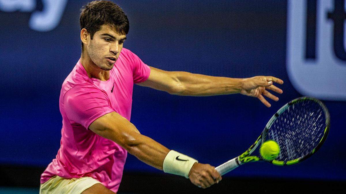 Carlos Alcaraz (SPA), world ranking No. 1, returns against Jannik Sinner (ITA), world ranking No, 9, during the men’s singles semifinals match at the Miami Open tennis tournament in the Hard Rock Stadium in Miami Gardens, on Friday March 31, 2023.
