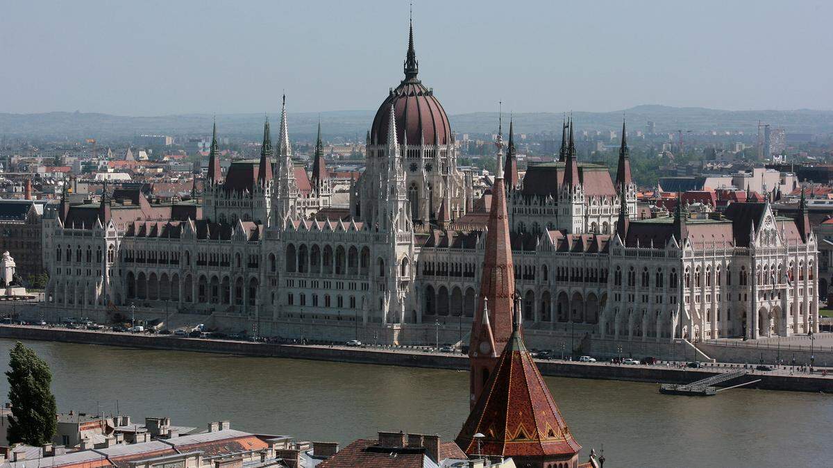 El imponente edificio del Parlamento de Budapest visto desde las alturas de Buda.