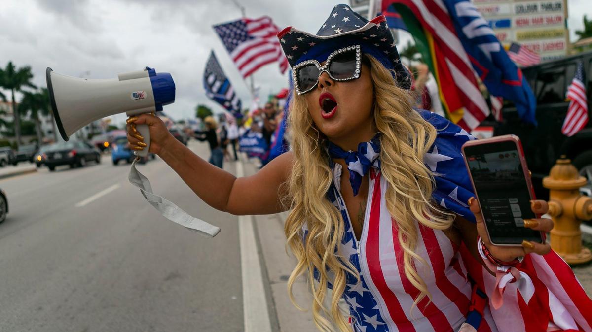 Una seguidora del presidente Donald Trump muestra su apoyo durante una manifestación frente al restaurante La Carreta, el sábado 7 de noviembre de 2020 en Miami, Florida.