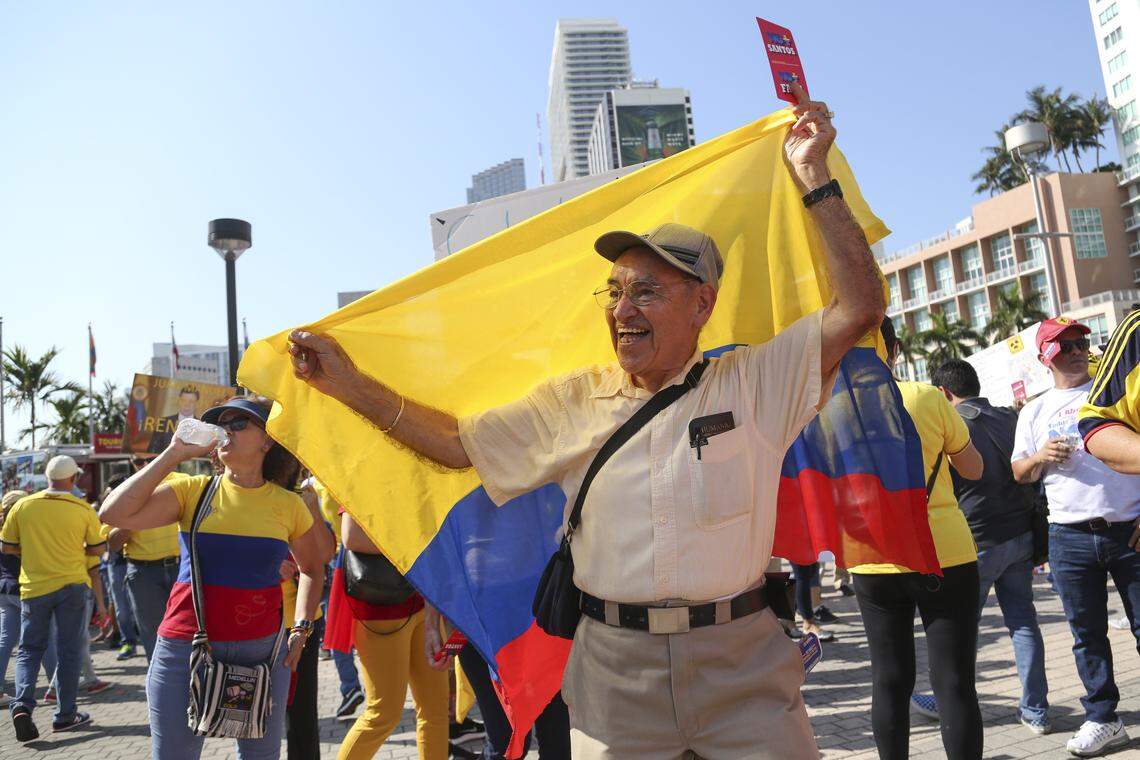 Un grupo de colombianos se reúne para protestar por políticas de Juan Manuel Santos, en abril del 2017.