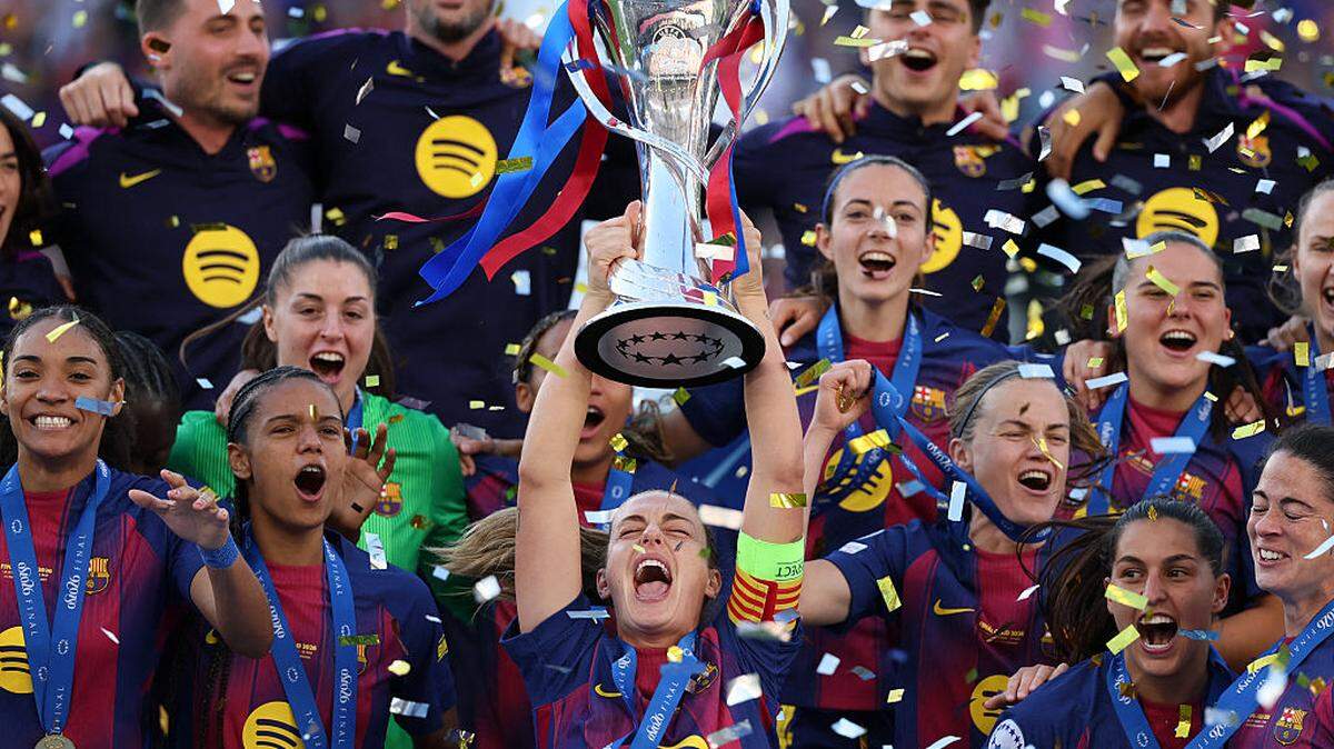 La centrocampista española del Barcelona, con el dorsal número 11, Alexia Putellas, alza el trofeo de la Liga de Campeones Femenina tras la victoria del FC Barcelona en la final de la UEFA Women’s Champions League disputada entre el FC Barcelona y el Olympique Lyonnais (OL) en el Estadio Ullevaal de Oslo, Noruega, el sábado 23 de mayo de 2026.