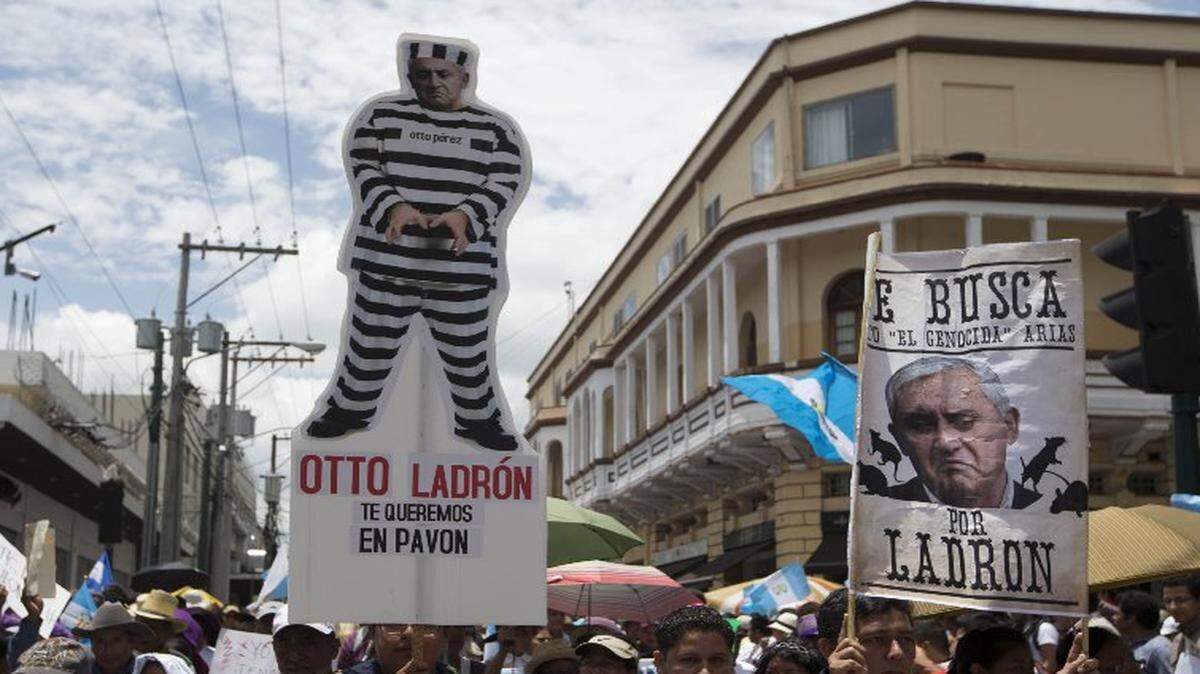 Centenares de manifestantes exige la renuncia del presidente guatemalteco Otto Pérez Molina, el jueves 27 de agosto de 2015 en ciudad de Guatemala.