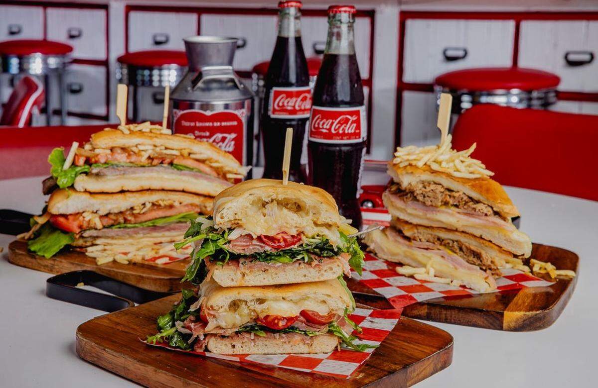 Sándwiches como el pan con lechón están en el menú de El Cuban Diner.
