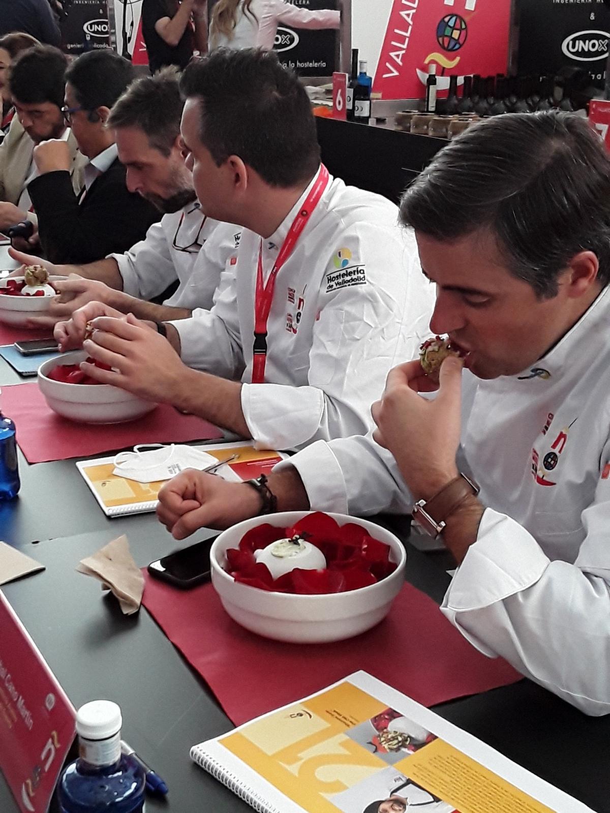 Los miembros del jurado prueban cada tapa para poder llegar a un veredicto.