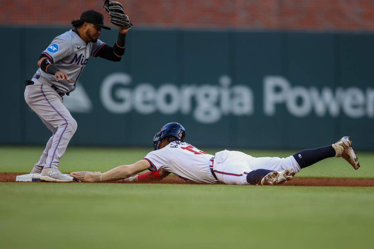 El jardinero de los Bravos Ronald Acuña Jr. se roba la segunda base ante la defensa de Luis Arráez, de los Marlins de Miami, en el primer inning del partido celebrado el 22 de abril de 2024 en Atlanta.