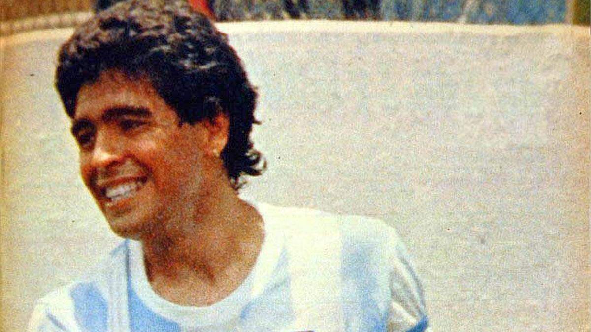 Diego Maradona celebra su gol contra Italia en la Copa Mundial de la FIFA México 1986.