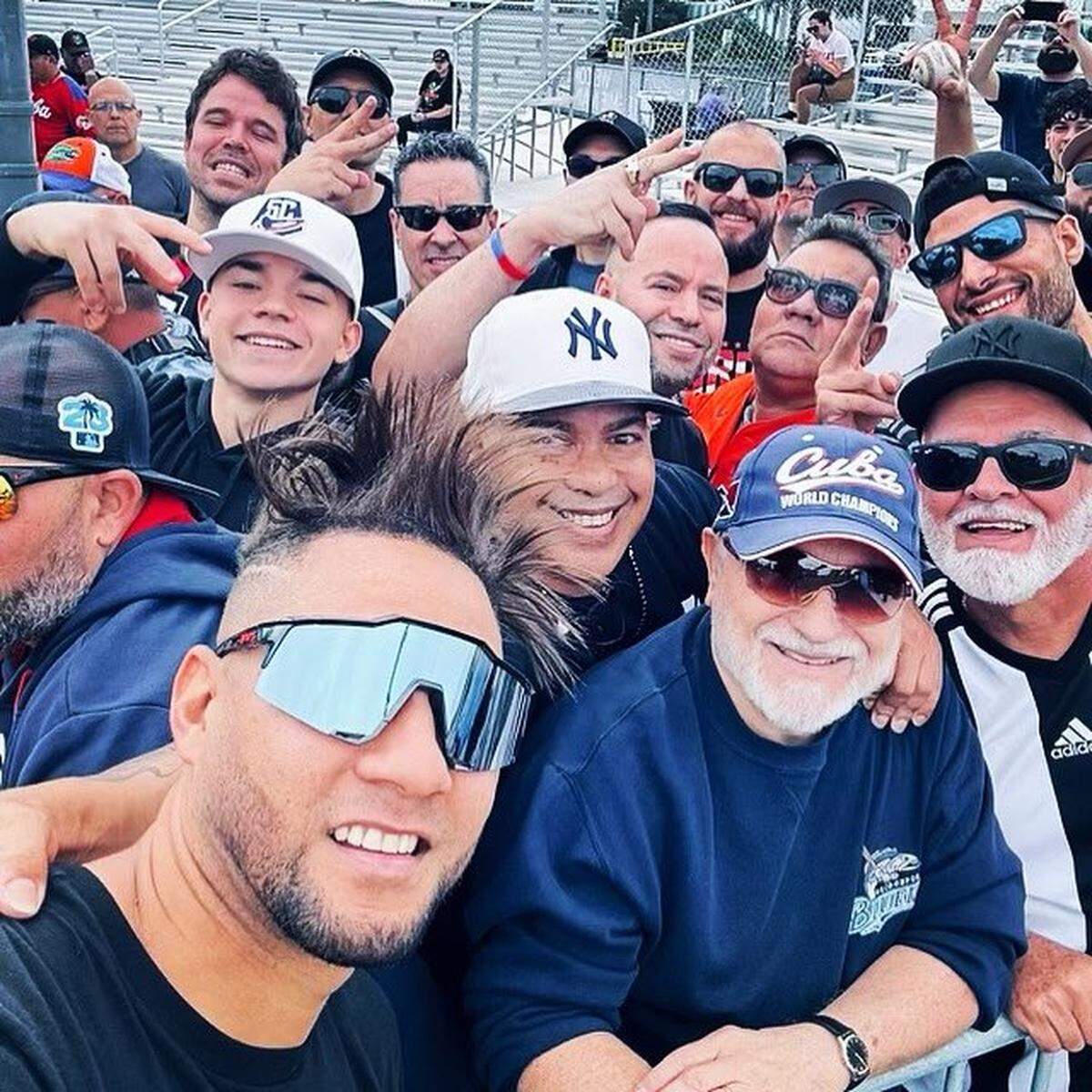 Yuli Gurriel, quien forma parte del equipo FEPCUBE, se deja fotografiar junto aficionados que presenciaron los entrenamientos en Miami.