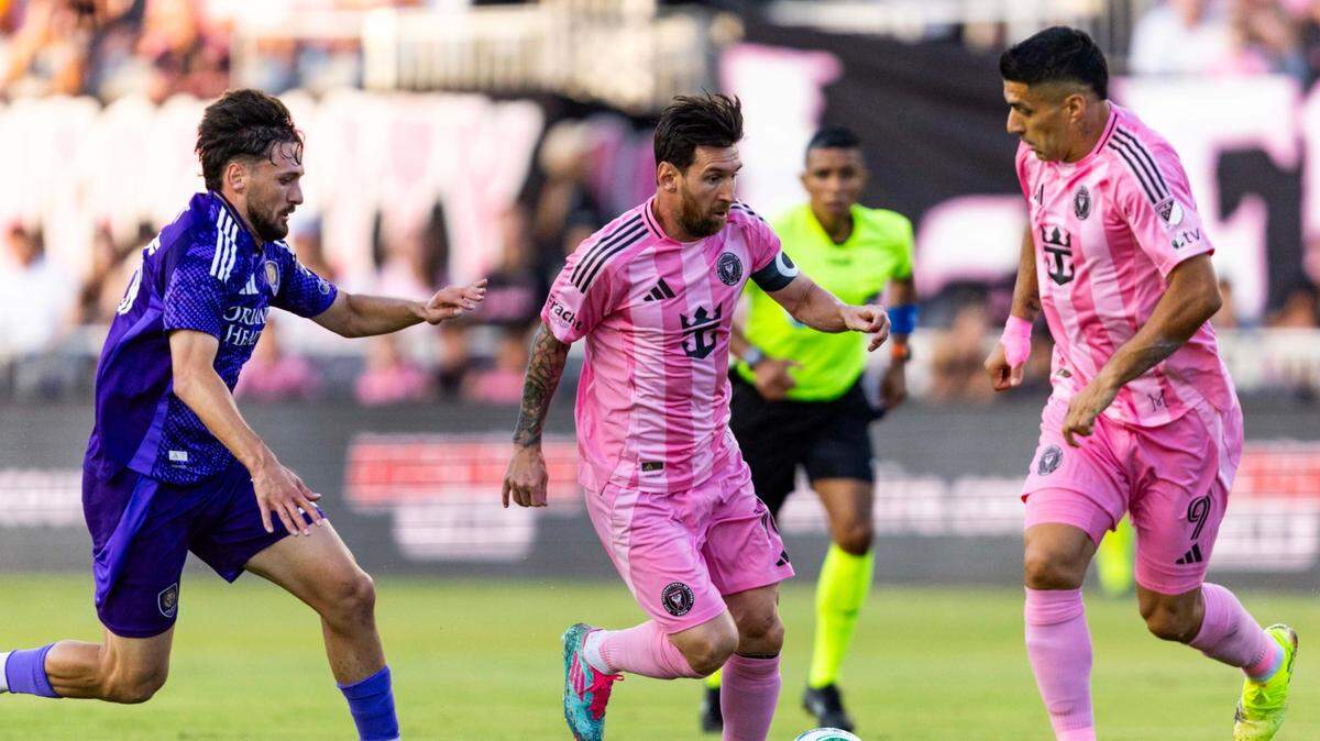 El astro del Inter Miami Lionel Messi controla el balón ante la marca de Rafael Santos, de Orlando City, en el partido de la MLS celebrado el 18 de mayo de 2025 en el Chase Stadium en Fort Lauderdale, Florida.