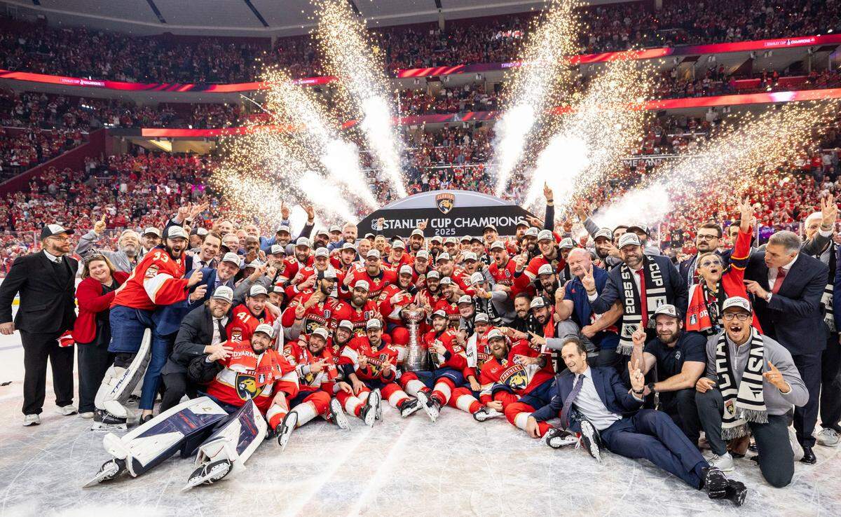 Los jugadores de los Panthers posan con el trofeo de campeones de la Stanley Cup tras vencer a los Oilers de Edmonton, en el sexto partido de la serie final del hockey sobre hielo celebrado el 17 de junio de 2025 en Sunrise, Florida.