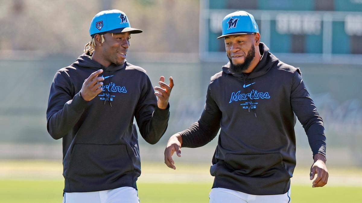 Los jugadores de los Marlins Nick Gordon (izq.) y Bryan de la Cruz durante un entrenamiento en la pretemporada, el 20 de febrero de 2024 en el Roger Dean Chevrolet Stadium en Jupiter, Florida.