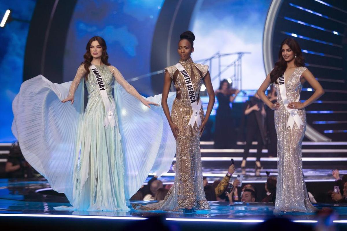 Las concursantes, Miss Paraguay Nadia Ferreira, Miss Sudáfrica Lalela Mswane y Miss India Harnaaz Sandhu posan en el escenario en la 70a Competencia de Miss Universo el 12 de diciembre de 2021 en Eilat, Israel. (Foto de Amir Levy / Getty Images)