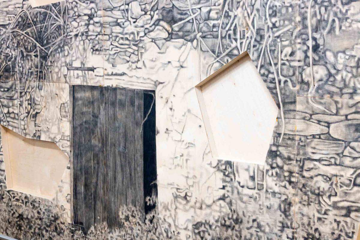 Detalle de “Yo vengo de todas partes, y hacia todas partes voy”, 2024. Grafito sobre paneles de madera, 11.4 x 20 pies. Obra en sala.