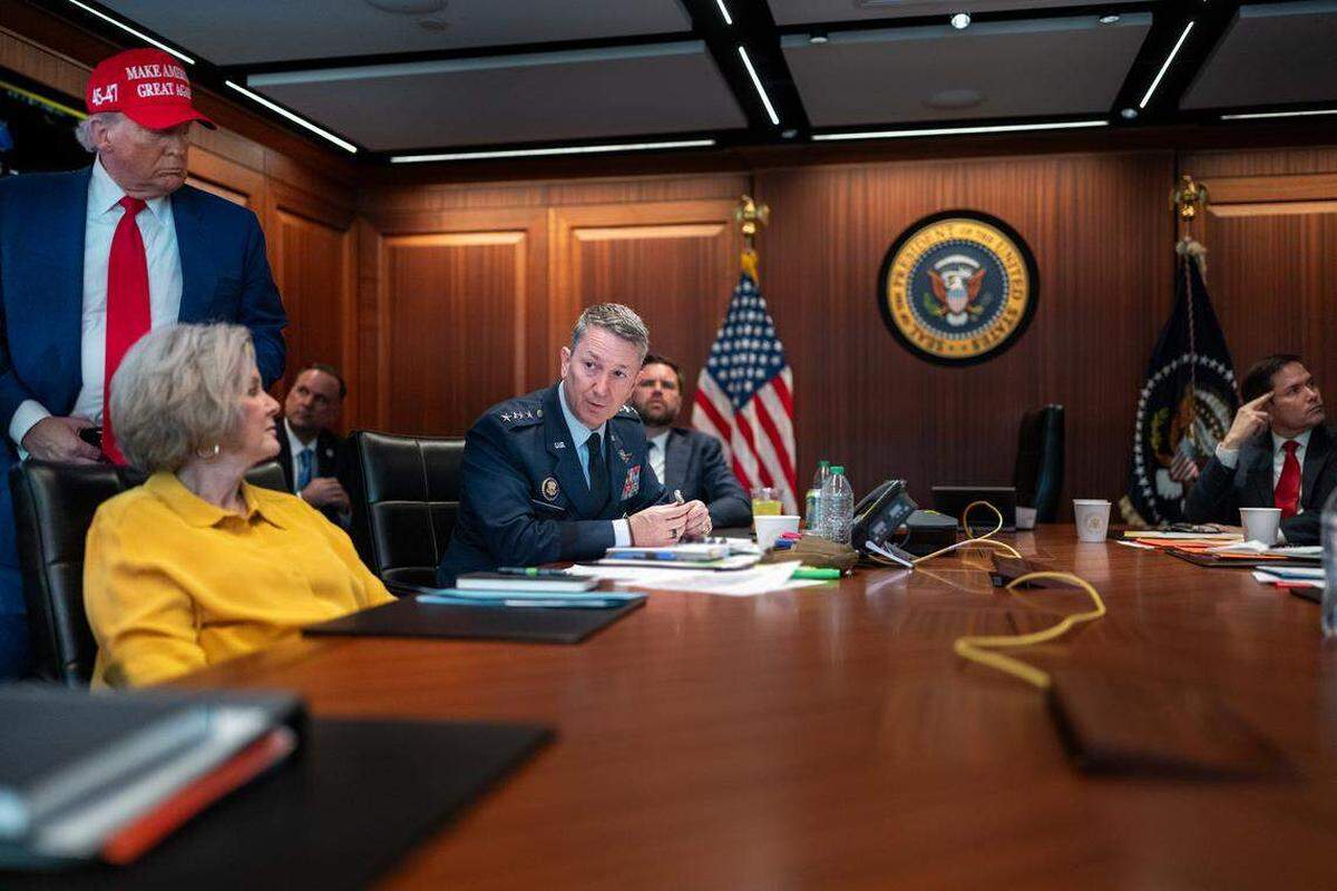 El presidente Donald Trump, la jefa de Gabinete, Susie Wiles; el jefe del Estado Mayor Conjunto, Dan Caine; el vicepresidente, J. D. Vance; y el secretario de Estado, Marco Rubio, se reúnen en la Sala de Crisis de la Casa Blanca el sábado 21 de junio de 2025. Algunas partes de esta foto han sido difuminadas por motivos de seguridad.