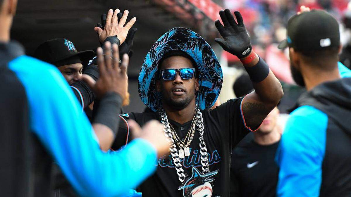 El bateador designado de los Marlins de Miami Jorge Soler (12) celebra con sus compañeros en el dugout después de batear un jonrón contra los Angels de Los Ángeles durante la tercera entrada en el Angel Stadium el viernes 26 de mayo de 2023.