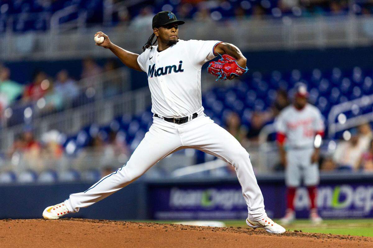 El abridor de los Marlins Edward Cabrera lanza en el primer inning del partido ante los Nacionales de Washington, celebrado el 17 de mayo de 2023 en Miami.