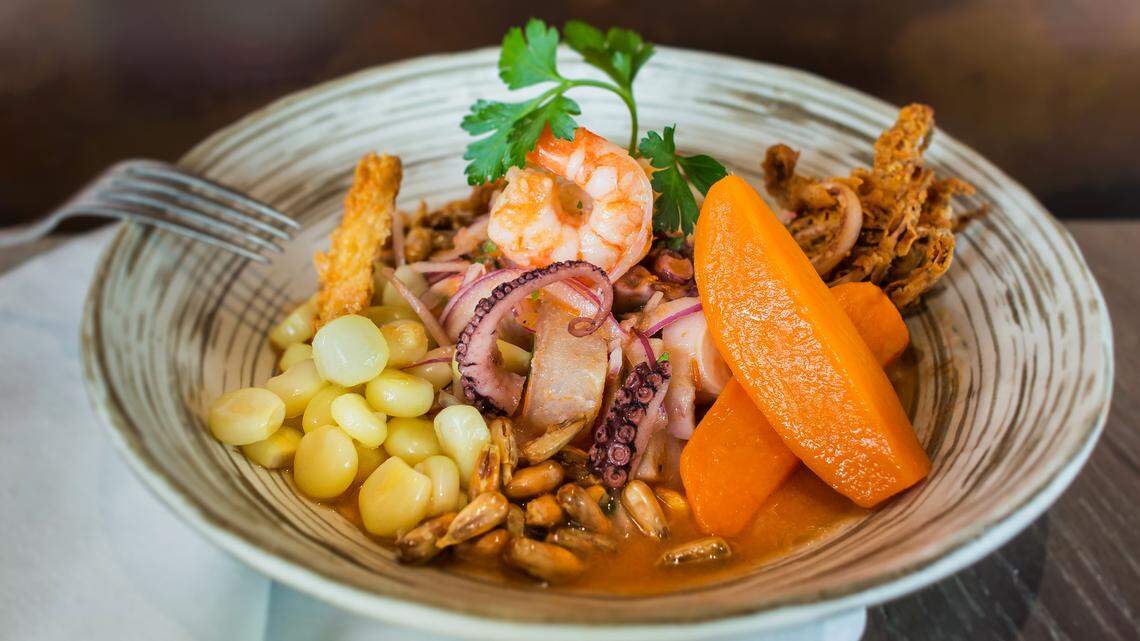 El “ceviche mixto”, con pescado, gambas o camarones, pulpo, calamar frito, leche de tigre, el pimiento de variedad rocoto, cancha o maíz tostado típico peruano y boniato, es especial por su toque con el crujiente.