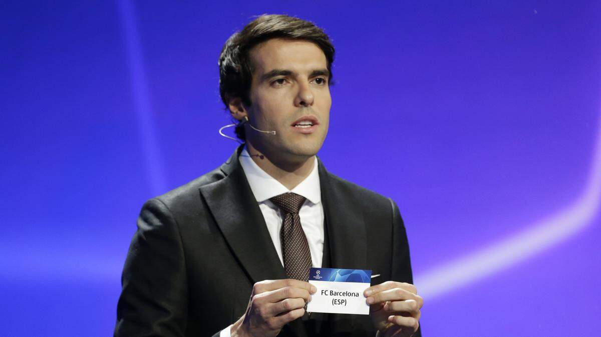 El exjugador del Real Madrid Kaká muestra el nombre de Barcelona en el sorteo de la Liga de Campeones, el jueves 30 de agosto de 2018 en una gala en Mónaco, Francia.