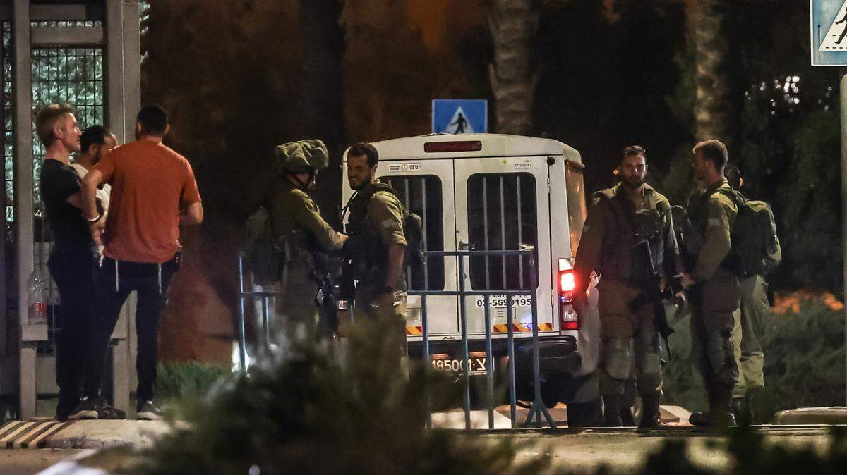 Soldados israelies rodean el lugar donde ocurrió un ataque con dron de Hezbolá, en una base de entrenamiento en la ciudad de Binyamina, en el norte de Israel, el domingo 13 de octubre de 2024. Cuatro soldados israelíes murieron en el ataque.
