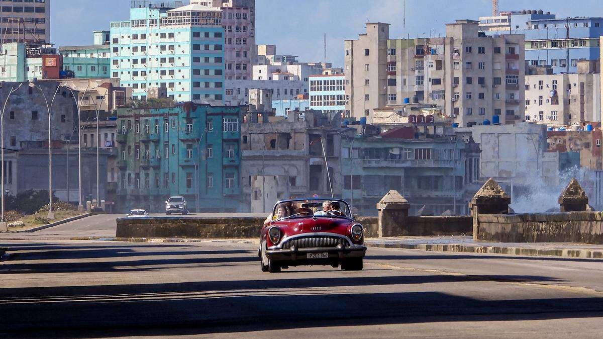 Turistas viajan en un antiguo automóvil cerca del Malecón de La Habana, Cuba, el 8 de febrero de 2026.