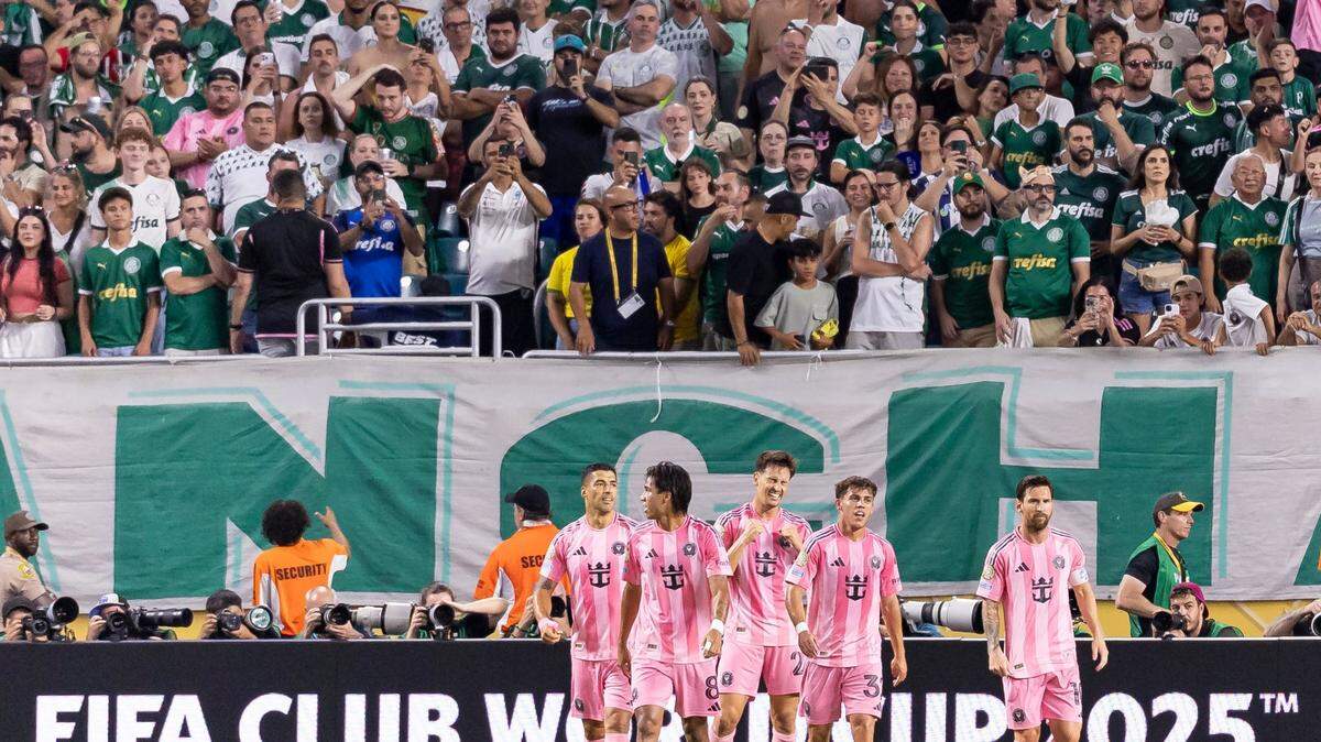 El delantero del Inter Miami Tadeo Allende (21) celebra con sus compañeros de equipo después de anotar un gol contra Palmeiras, en el partido del Grupo A del Mundial de Clubes, celebrado el 23 de junio de 2025 en el Hard Rock Stadium en Miami Gardens, Florida.