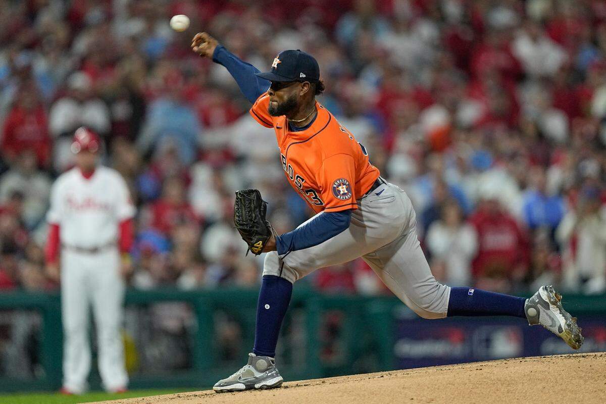 El abridor de los Astros de Houston Cristian Javier lanza en el primer inning ante los Filis, en el cuarto partido de la Serie Mundial celebrado el miércoles 2 de novoembre de 2022 en Filadelfia.