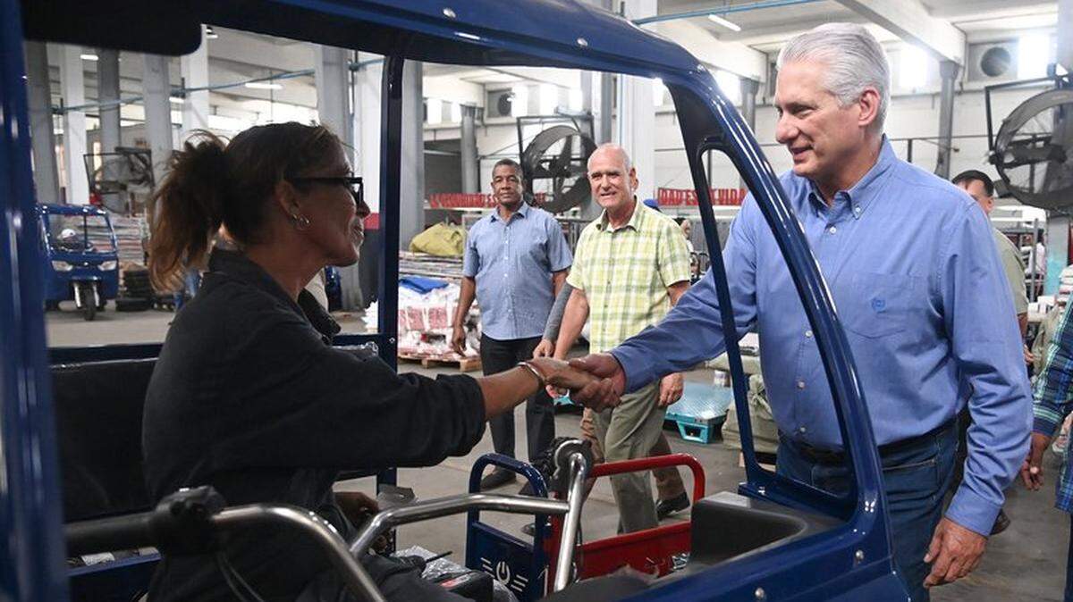 El gobernante Díaz-Canel visitó la fábrica de vehículos VEDCA en La Habana, donde planean producir los nuevos autos y camionetas eléctricas con apoyo de China.