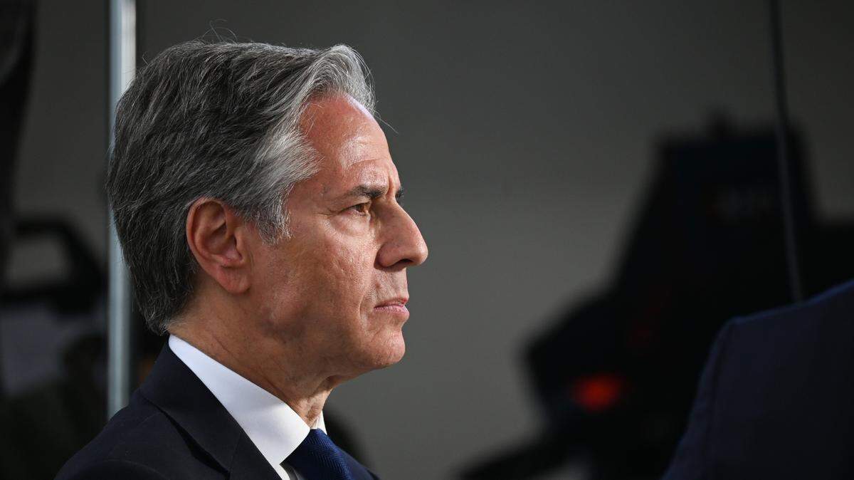El secretario de Estado de Estados Unidos, Antony Blinken, viajo el lunes al Oriente Medio para promover la propuesta de alto el fuego en Gaza, y aumentar la presión en Hamas para que acepte el plan. En la foto, Blinken visita el cementerio de soldados estadounidenses en Colleville-sur-Mer, Francia, para conmemorar el 80 aniversario del “Día D” de la Segunda Guerra Mundial, el 6 de junio de 2024.