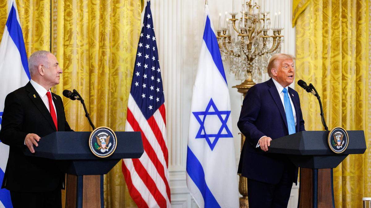 El presidente estadounidense Donald Trump (der.) habla en una conferencia de prensa junto al primer ministro de Israel, Benjamín Netanyahu, el 4 de febrero de 2025 en Washington.