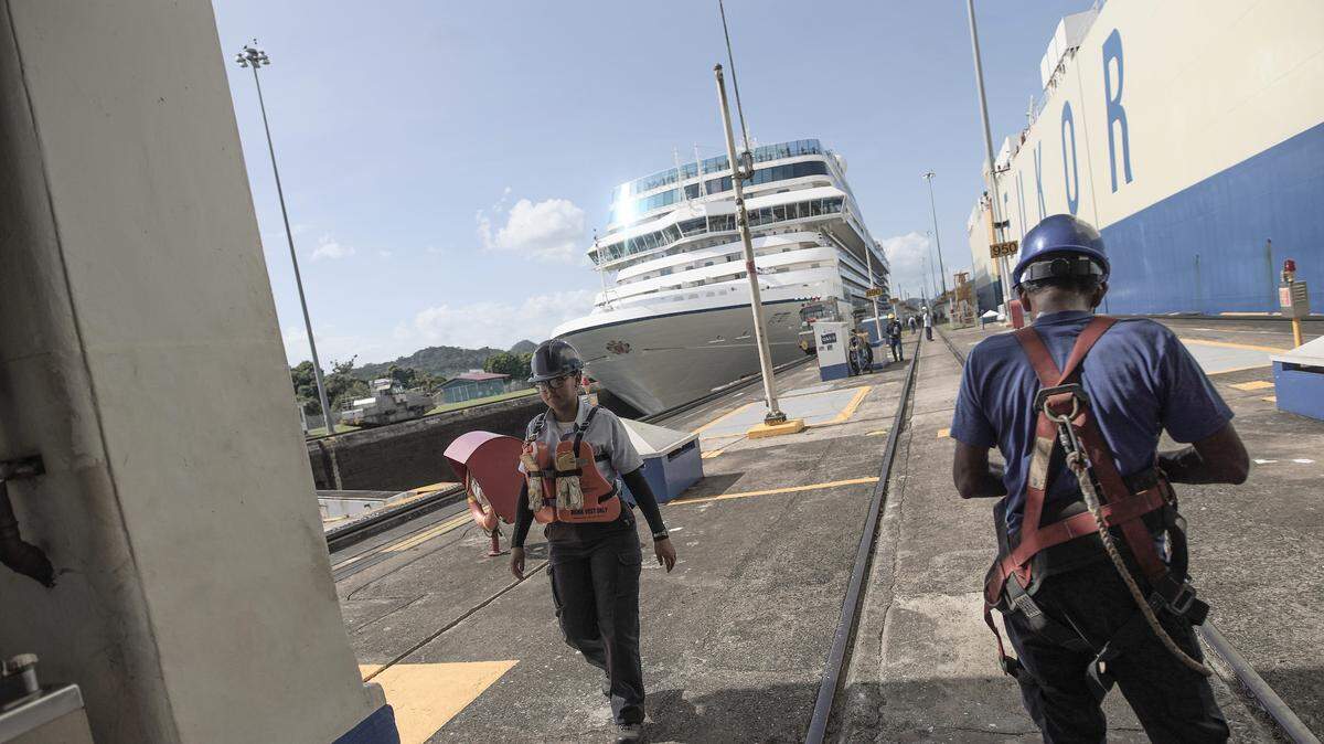 Trabajadores del canal de Panamá realizan mantenimiento de las esclusas de Miraflores, el lunes 13 de enero de 2025.