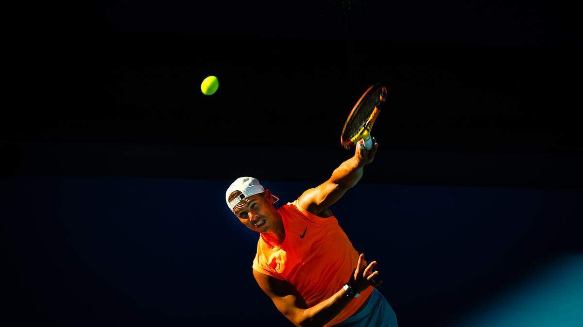 Rafa Nadal, de vuelta en las canchas tras un año lesionado, avanzó a los cuartos de final del torneo de Brisbane el jueves tras arrollar a Jason Kubler 6-1, 6-2.
