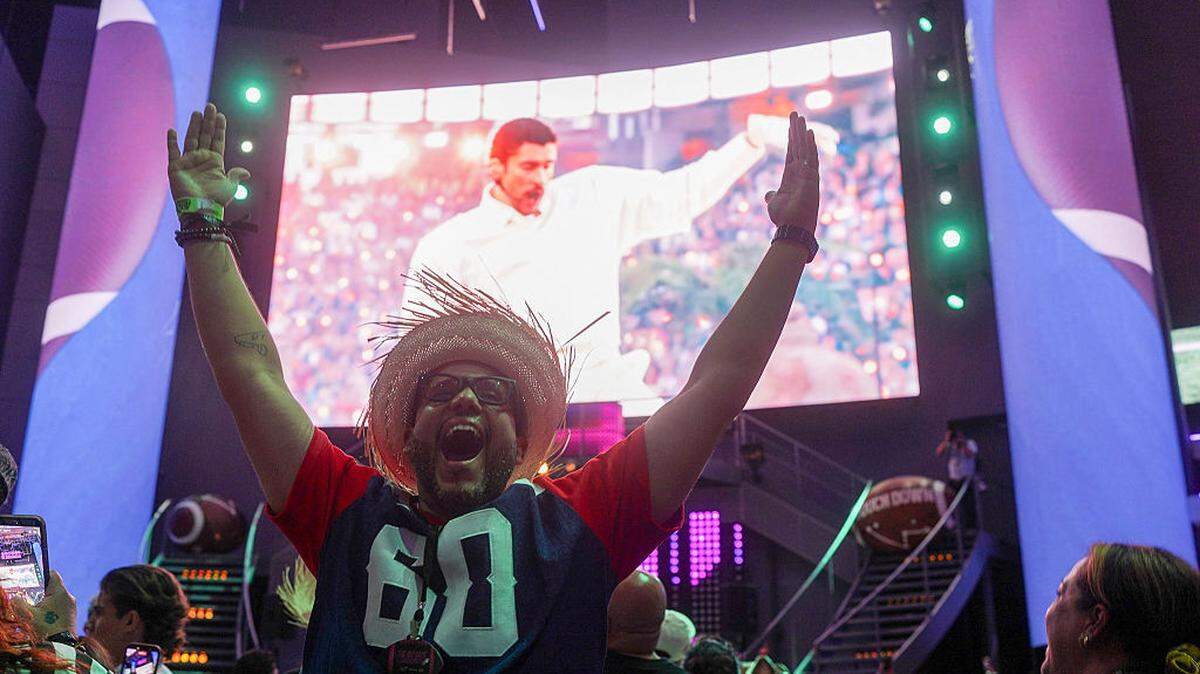 Un fanático celebra el espectáculo del medio tiempo del Super Bowl de Bad Bunny, el domingo 8 de febrero de 2026, en San Juan, Puerto Rico.