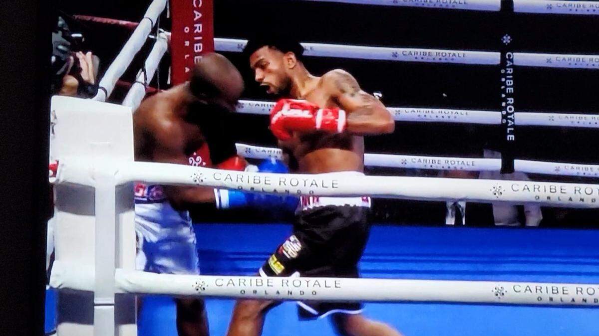 Idalberto Umara derrotó por nocaut en el segundo asalto a William Encarnación en la pelea principal de la velada Noche de los Campeones IV en el Hotel Caribe Royale, que se ha convertido en una plaza fuerte para el boxeo.