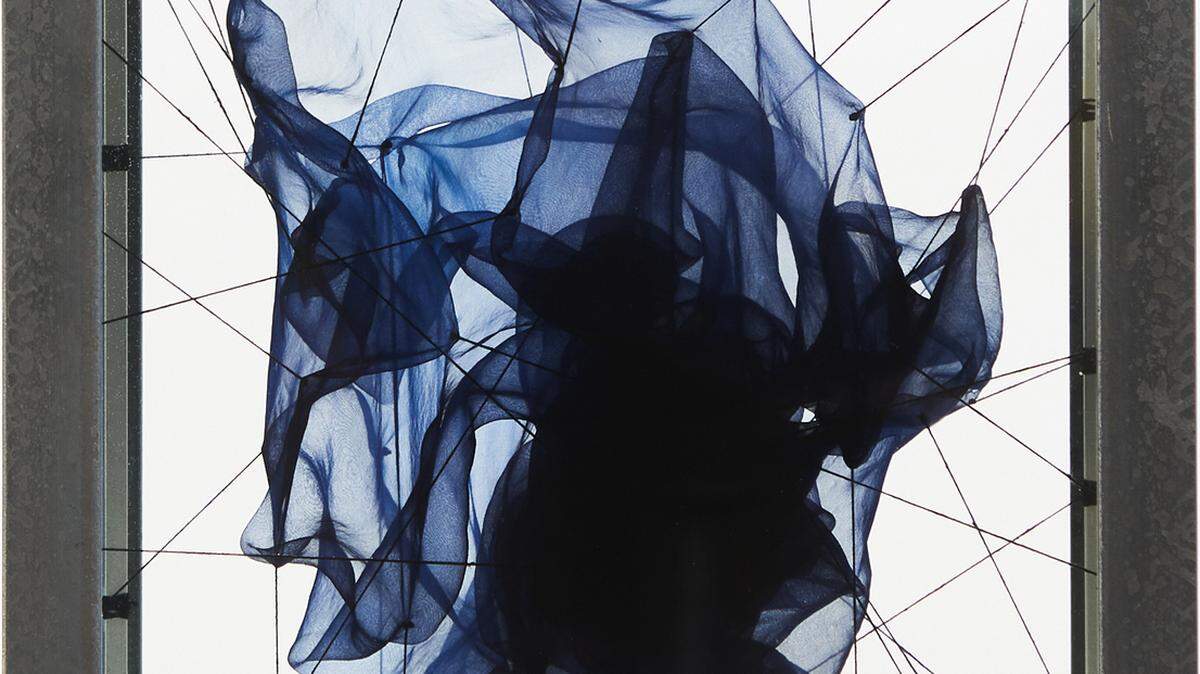 ‘Work #160 (T)’, 2023, de Adam Jeppesen. Medio mixto, (cianotipo sobre seda, hilos de fibra natural, aceite mineral, acero inoxidable y vidrio de seguridad), 38 x 30 x 30 pulgadas.