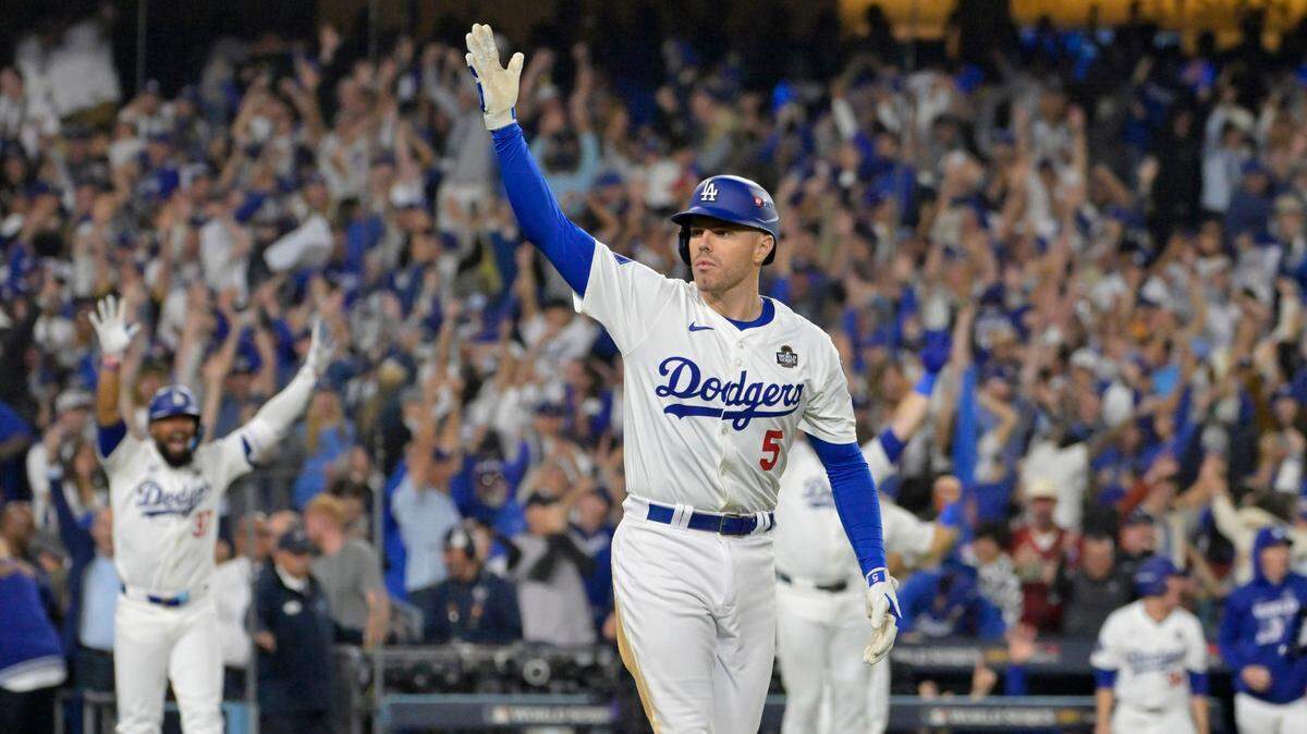 El inicialista de los Dodgers Freddie Freeman celebra tras pegar el primer jonrón con bases llenas que pone fin a un juego en la historia de la Serie Mundial, en el partido contra los Yankees de Nueva York, celebrado el 25 de octubre de 2024 en Los Angeles.
