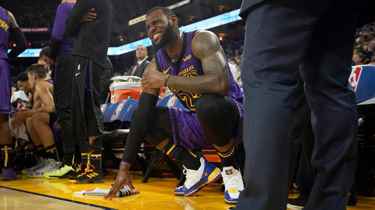 LeBron James sufrió una distensión en la ingle izquierda en la victoria de los Lakers de Los Angeles sobre los Warriors de Golden State en la noche de Navidad, el 25 de diciembre de 2018.