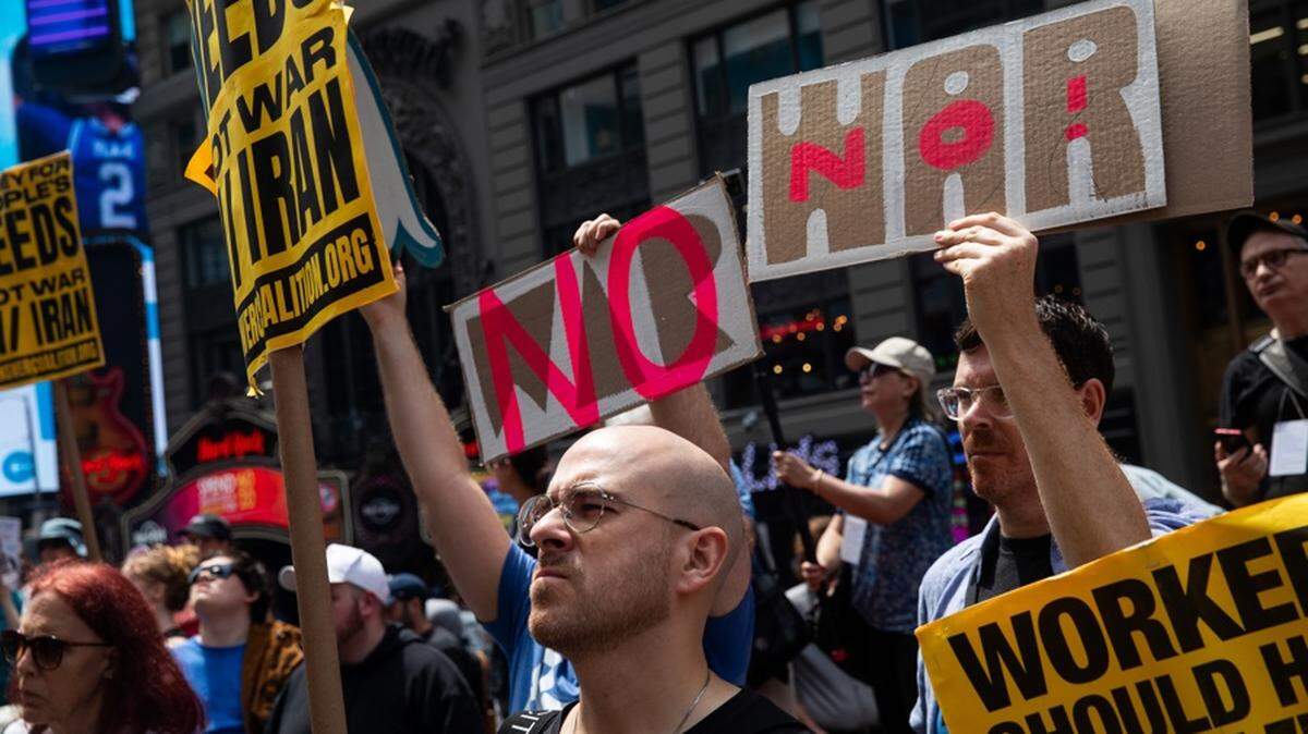 Personas se reúnen en Times Square para reaccionar ante los recientes bombardeos estadounidenses contra instalaciones nucleares en Irán, en Nueva York, el 22 de junio de 2025. 