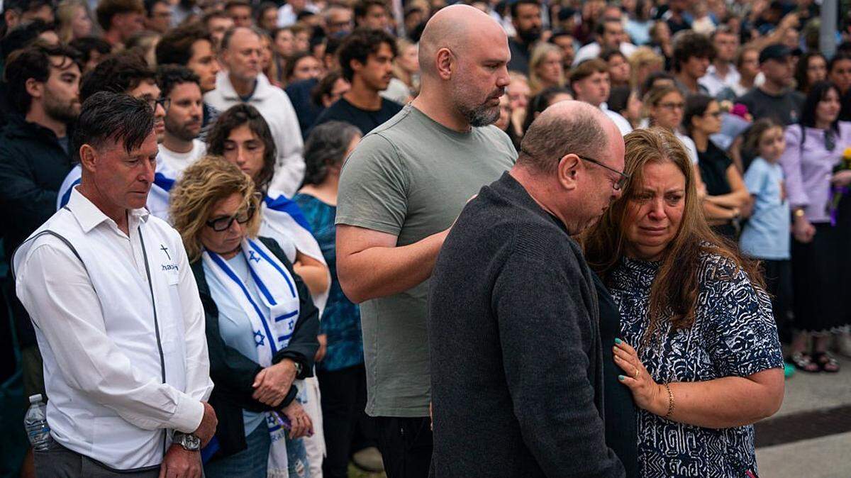 SYDNEY, AUSTRALIA - DECEMBER 15: The parents of 10-year-old shooting victim, Matilda Poltavchenko, attend a memorial at Bondi Pavilion at Bondi Beach on December 15, 2025 in Sydney, Australia. Police say at least 16 people, including one suspected gunman, were killed and more than a dozen others injured when two attackers opened fire near a Hanukkah celebration at the world-famous Bondi Beach, in what authorities have declared a terrorist incident. (Photo by Audrey Richardson/Getty Images)